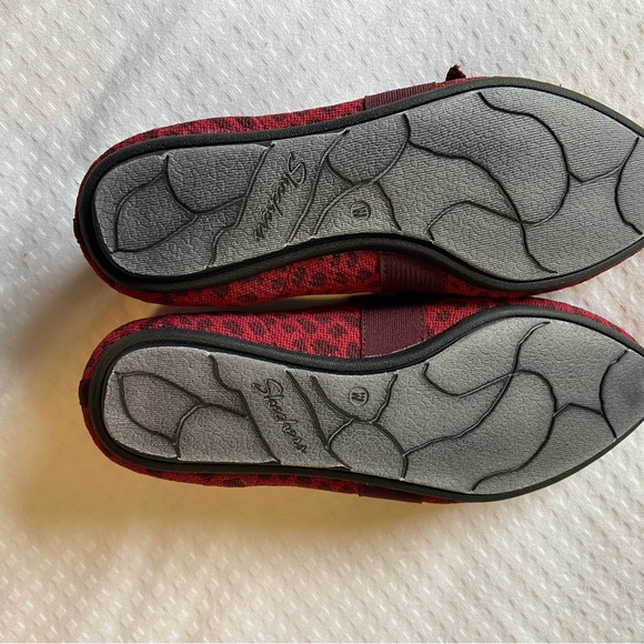 Skechers Women’s 158315 Burgundy Cleo Point Feline Fab Size 8.5 W Slip-On Flat - Picture 3 of 5